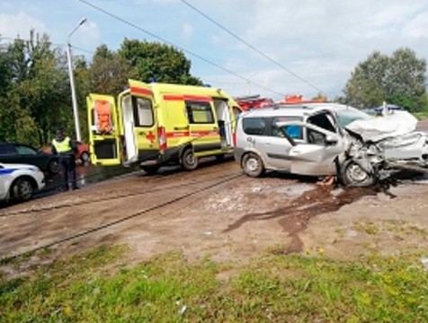 Двое человек пострадали в аварии бензовоза и легковушки
