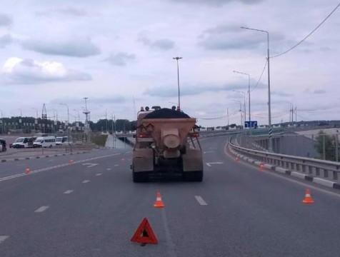 Пешеход попал под КАМАЗ возле Пучковского моста
