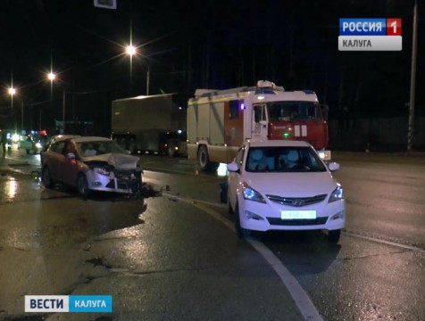 Автоледи «собрала» на светофоре три машины