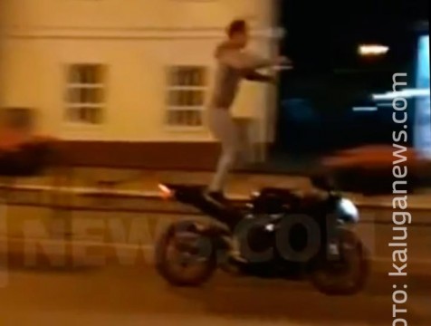 Полицейские ищут «стоячего мотоциклиста», нарушившего ПДД