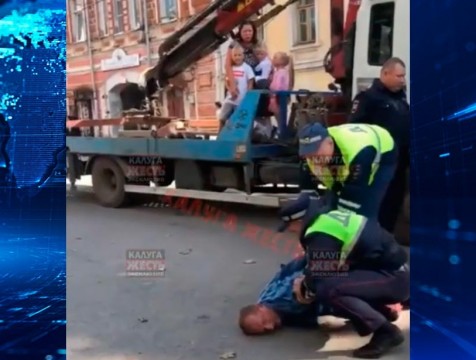 Помешать работе эвакуатора своими детьми попытался калужский водитель