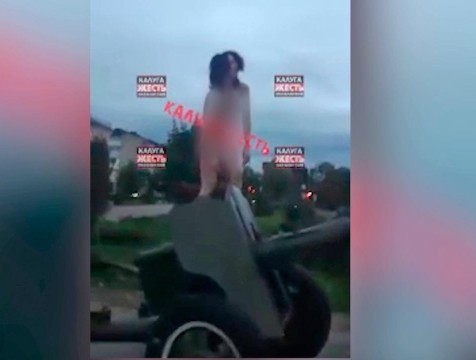 Обнажённая девушка прогулялась по Балабанову