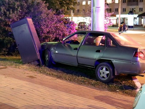 Легковушка снесла распределительный шкаф на площади Победы