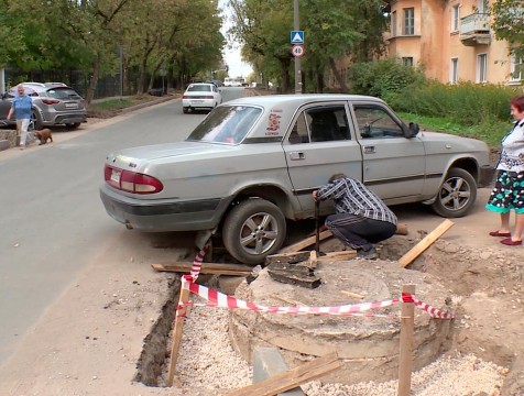 «Волга» попала в ловушку дорожников на улице Пухова