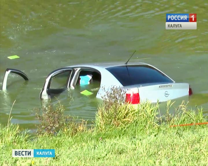машина-в-пруду0921_B.jpg