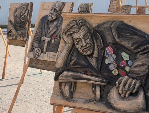 Доски карельского резчика, посвященные инвалидам Валаама, показали в Малоярославце