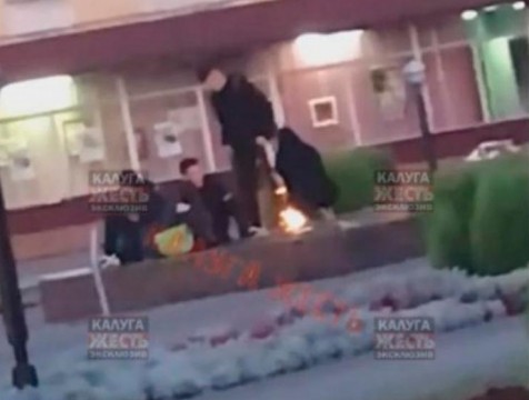 Полиция установила личности молодых людей, топтавшихся по плитам Вечного огня