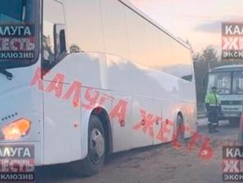 Автомобили продолжают проваливаться в ямы на дорогах