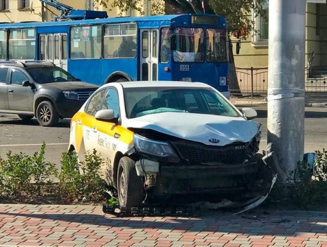 Такси врезалось в столб возле горуправы