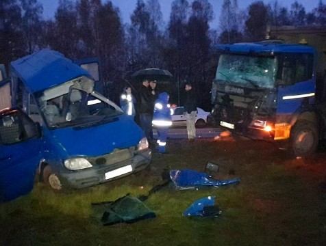 В ДТП с микроавтобусом и грузовиком погибли четыре человека