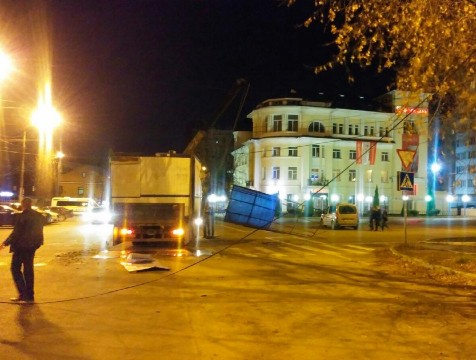 Грузовик с палаткой в кузове зацепился за провода на ул. Поле Свободы
