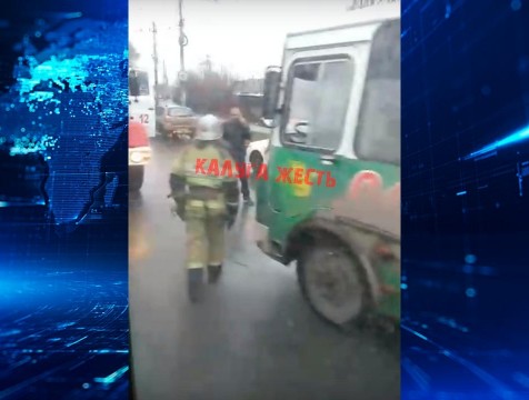Пассажирский ПАЗ загорелся на Синих мостах