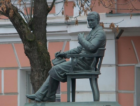 Международная конференция Чижевского началась с возложения цветов к памятнику ученому