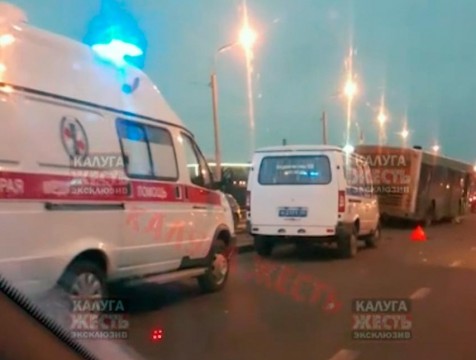 ДТП с участием автобуса произошло на дамбе Яченского водохранилища