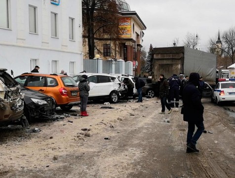 Грузовик протаранил десять авто на улице Марата