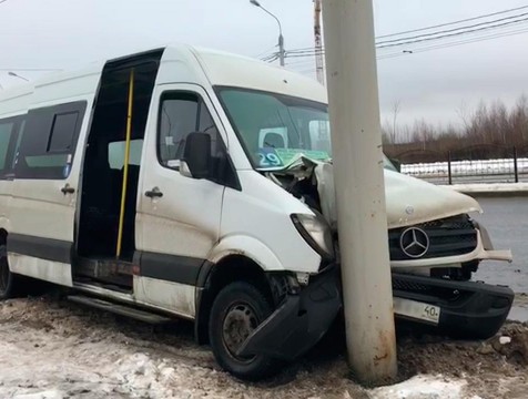 Маршрутка попала в ДТП, пострадали шесть взрослых и ребенок