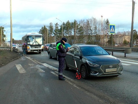 Пассажирский автобус врезался в две легковушки, притормозившие у «зебры»
