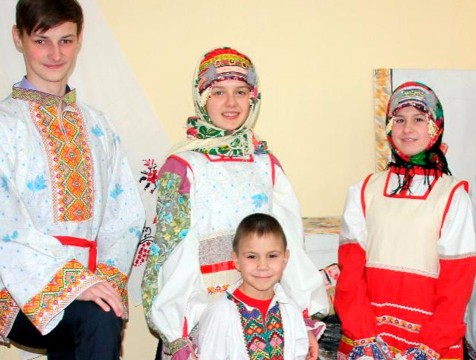 Жиздринские школьники воссоздали русский народный костюм своего уезда