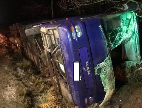 При опрокидывании автобуса в Козельском районе пострадали люди