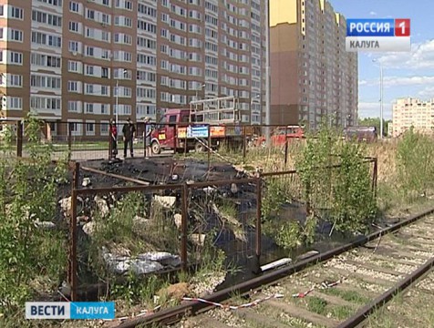 На улице Хрустальной вновь из-под земли вытекает битум