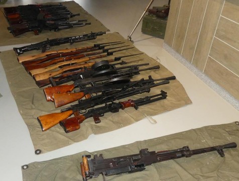 На базе стрелкового клуба из спортивного оружия делали боевое
