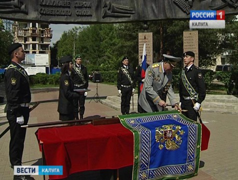 В сквере Жукова состоялась церемония прибивки полотнища знамени калужского УФССП к древку