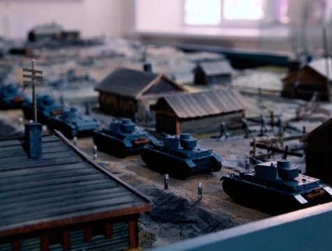 Игорь Угольников передал макет Ильинского рубежа в музей подольской школы