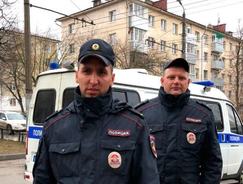 Полицейские спасли ребенка, которому стало плохо в машине