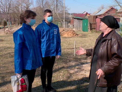 Волонтеры привезли продукты кондровским пенсионерам