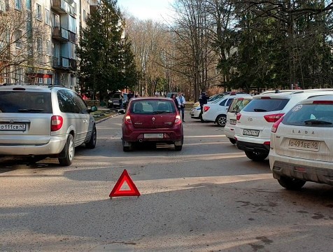 В Обнинске во дворе дома ребенок попал под машину