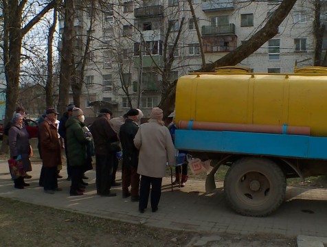 Очередь за молоком на улице не уменьшилась, несмотря на карантин
