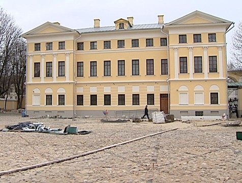Старинную брусчатку  восстанавливают во дворе усадьбы Золотаревых