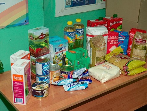 Школьники из малообеспеченных семей получили по 20 килограммов продуктов