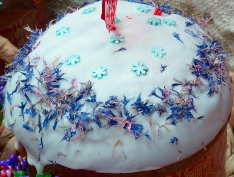 Пекарня калужской епархии украшает свои куличи васильками
