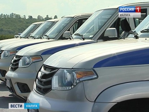Калужским полицейским вручили ключи от новых служебных автомобилей