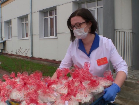 Врачи областной инфекционной больницы получили в подарок пасхальные куличи