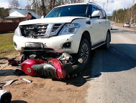 Мотоциклист угодил под колеса внедорожника в Дзержинском районе