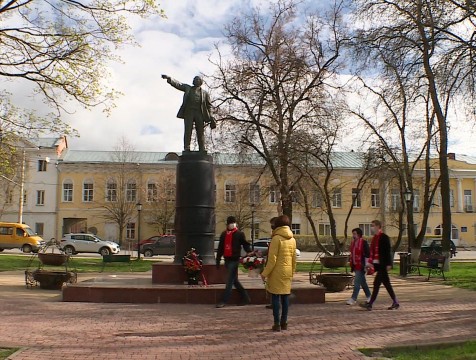 Калужане возложили цветы к памятнику Ленину