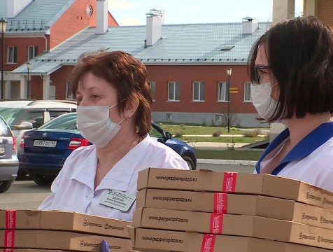 Предприниматель ежедневно привозит пиццу медикам инфекционной больницы