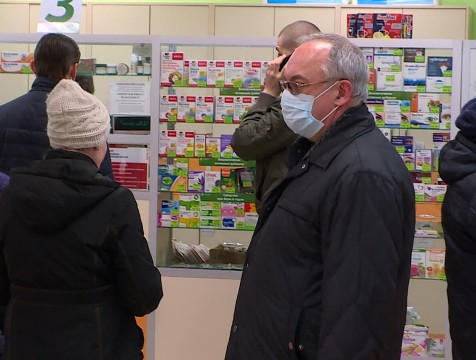 Более половины заболевших переносят коронавирус в легкой форме