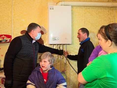 Многодетным Симоновым подарили и смонтировали новый газовый котел