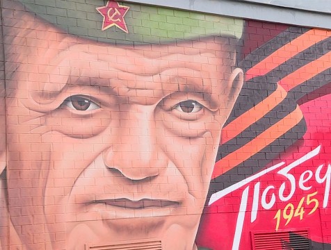 Тульский художник создал граффити с неизвестным солдатом на въезде в Калугу