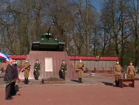 В Медыни у подножия танка Т-34 зажгли Вечный огонь