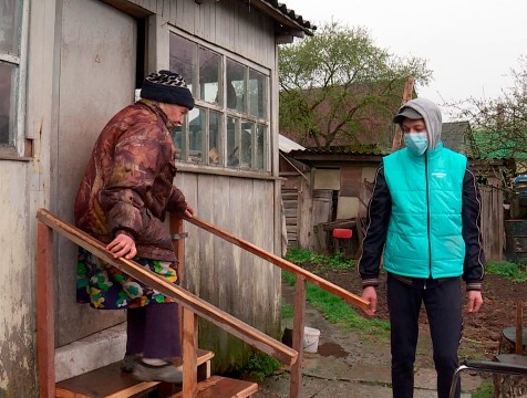 Волонтеры взяли под свою опеку семью боровских ветеранов