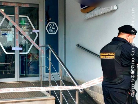 Приставы опечатали калужский супермаркет