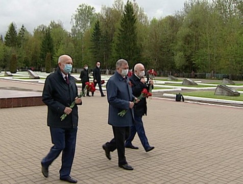 Анатолий Артамонов возложил цветы к памятнику воинам на мемориальном кладбище