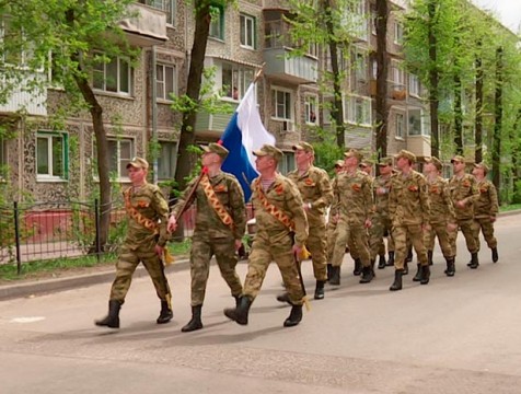 Росгвардейцы поздравили ветерана службы песнями и мини-парадом