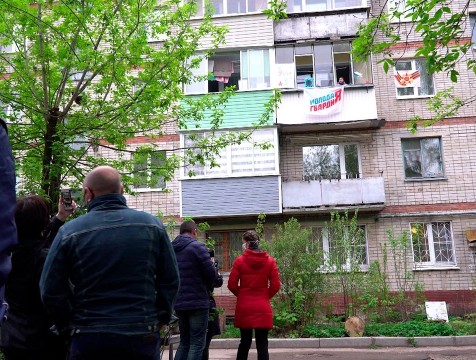 Калужские волонтёры устроили концерт на балконе