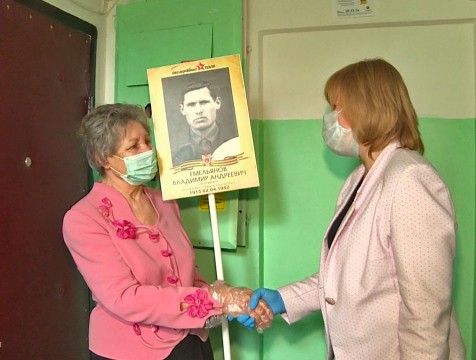Учителей-ветеранов с Днём Победы поздравили коллеги