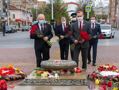 Шапша возложил цветы к могиле Неизвестного солдата в Калуге